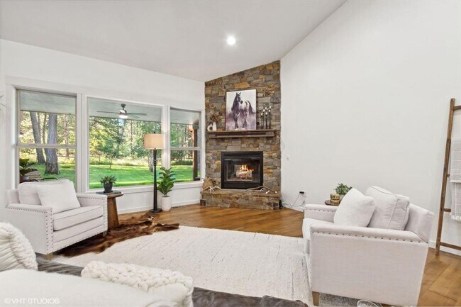 Building Photo - Stunning Columbia Falls Home w/horse pasture