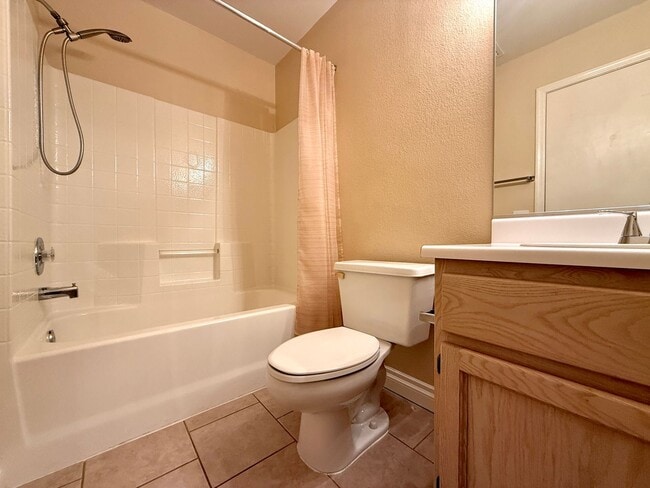 Building Photo - Spectacular furnished 2 bedroom townhouse ...