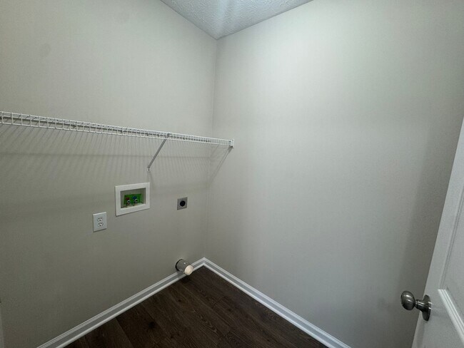 Building Photo - Newly Renovated 3BR 2BA home close to GM, ...