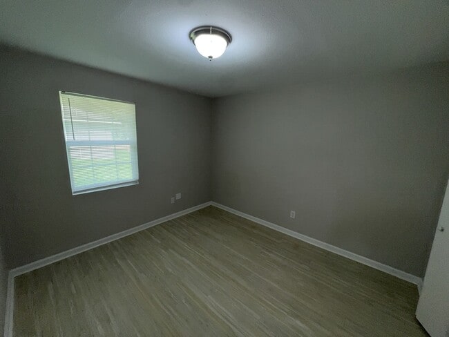 Building Photo - 4923-4923 Woodmont Dr
