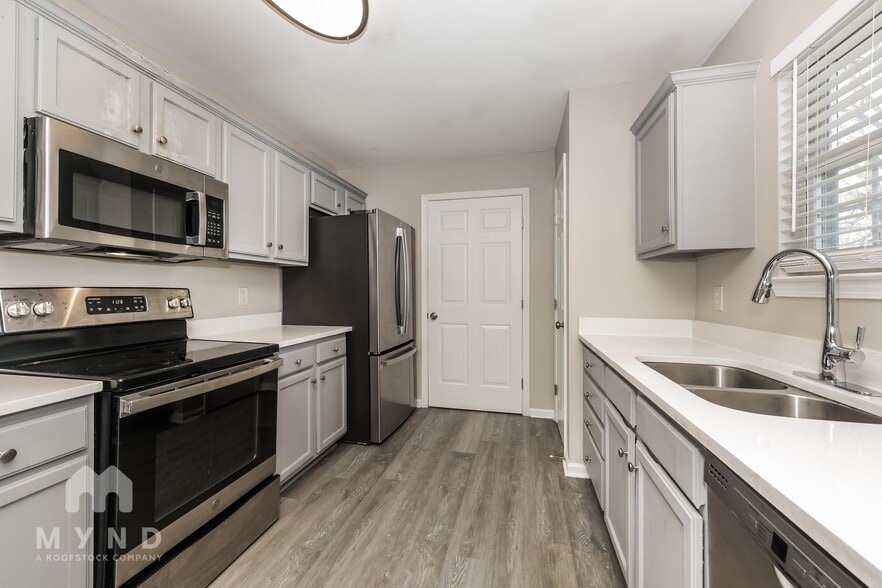 Building Photo - 2423 Lismore Dr