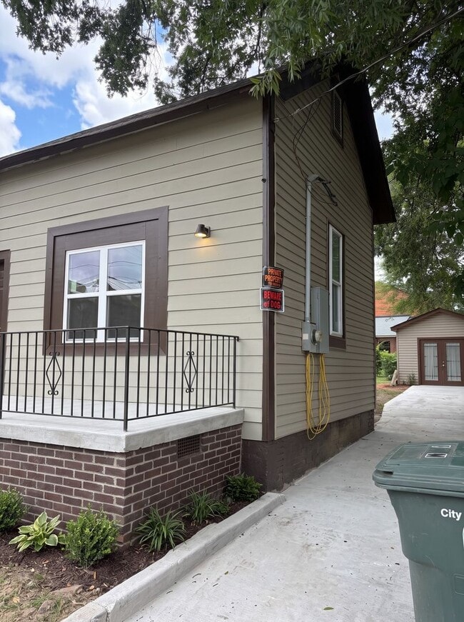 Building Photo - 602 E McLemore Ave