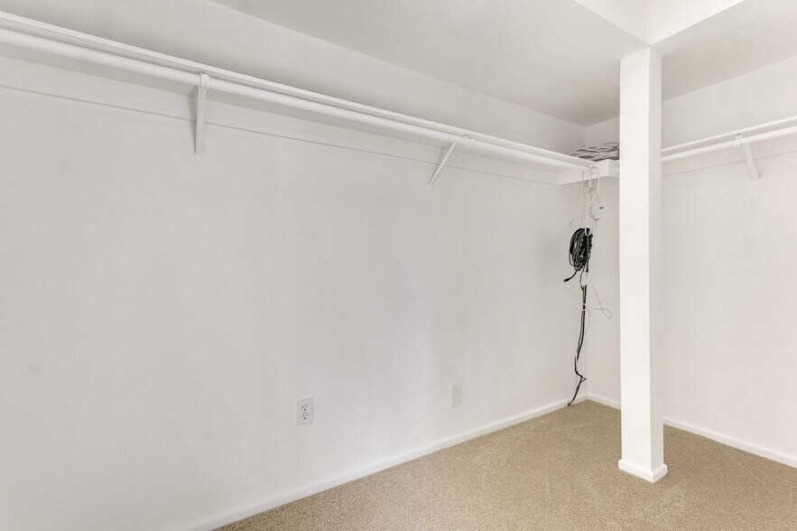 Building Photo - 4950 Louise Ave