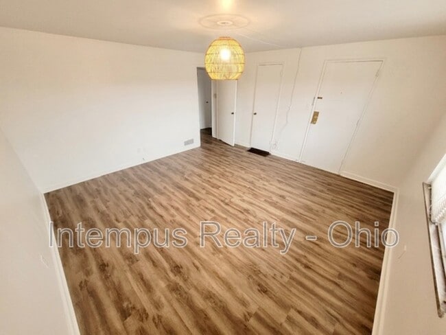 Building Photo - 1060 Sells Ave