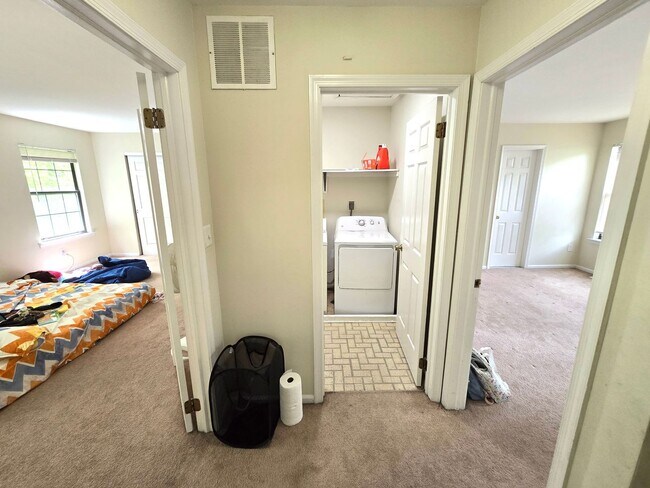 Building Photo - Rare opportunity in North Edison! Spacious 2-bed and 1.5-bathroom townhouse!