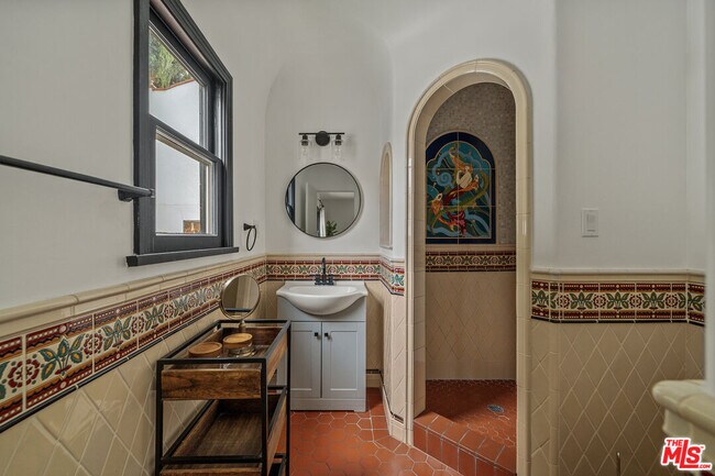 Building Photo - 8822 Rosewood Ave