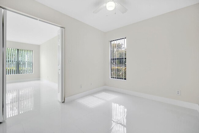 Building Photo - Cozy 2/1 Home in Sunrise!