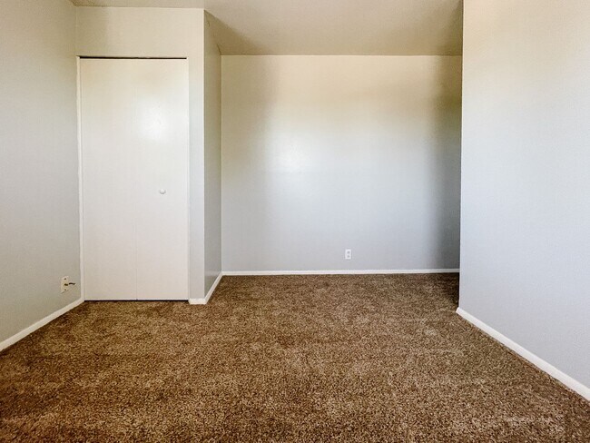 Building Photo - 8200 & 8202 W Butternut Rd