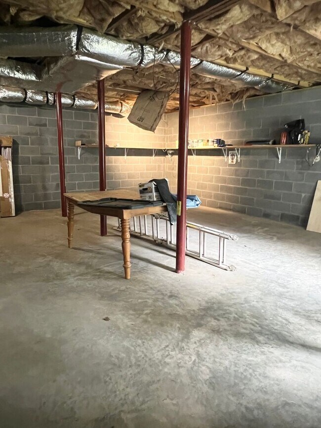 Building Photo - 2 bedroom 1 bath Bungalow in North West As...