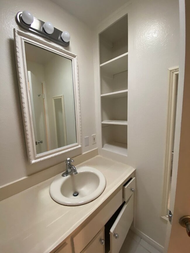 Building Photo - Beautiful 3 bed, 2 bath Townhome close to USD and Mission Valley!