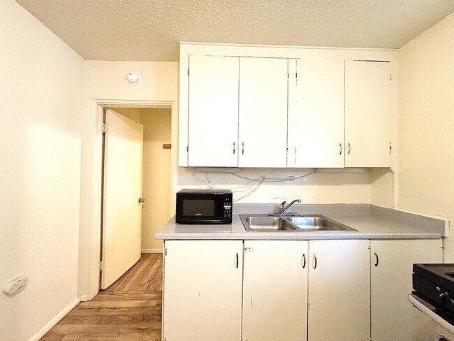 Building Photo - 560 S 600 E