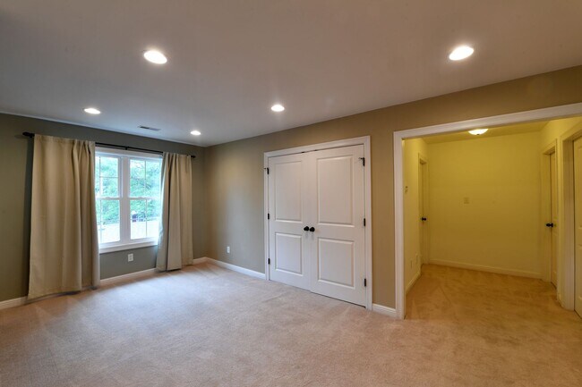 Building Photo - 106 Manlyn Dr