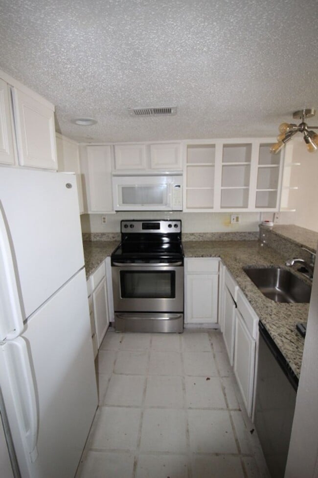 Building Photo - 805 Paisley Dr