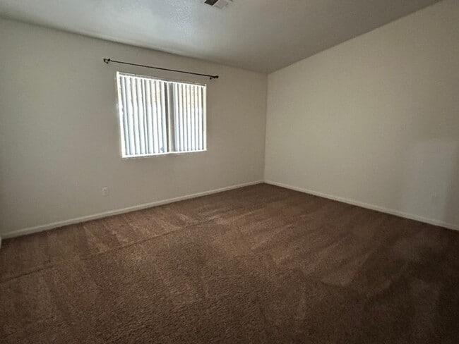 Building Photo - Bright & Comfortable 4 Bed, 2 Bath Home on...