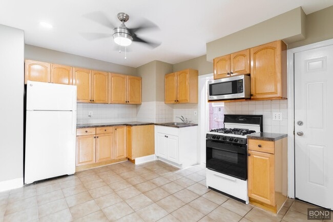 Building Photo - Charming Large Studio Apartment in the Hea...