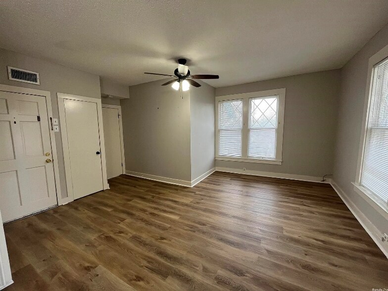 Building Photo - 1020 Kavanaugh Blvd