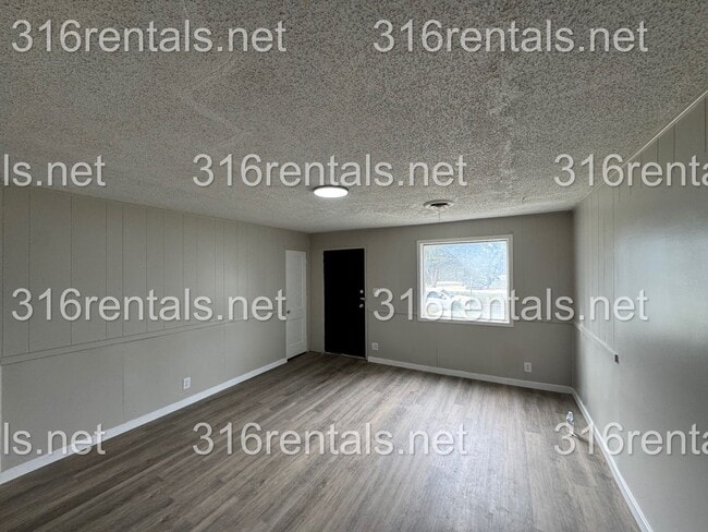 Building Photo - $999 - 3 bed 1 bath - newly remodeled - Si...