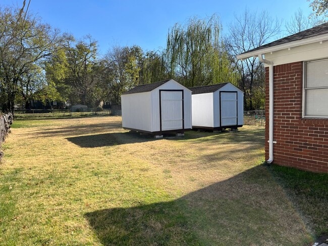 Building Photo - 3 Bed 1.5 Bath Home