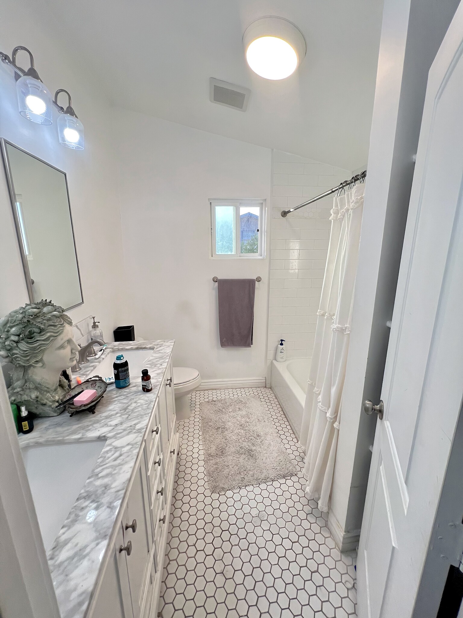 Upstairs Bathroom with dual sink Vanity Bath , Shower and WC - 822 E Kensington Rd