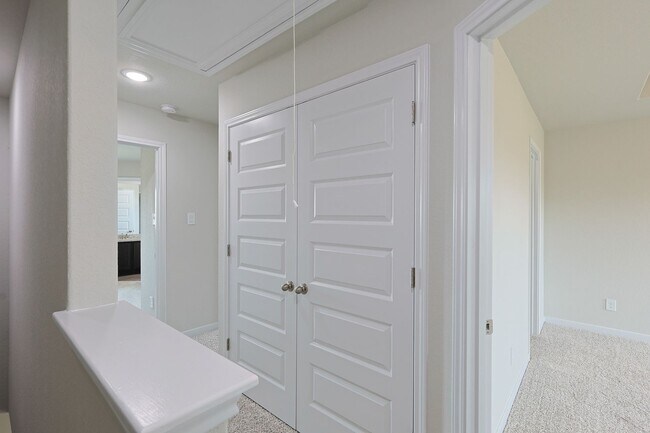 Building Photo - Modern Townhouse in New Braunfels