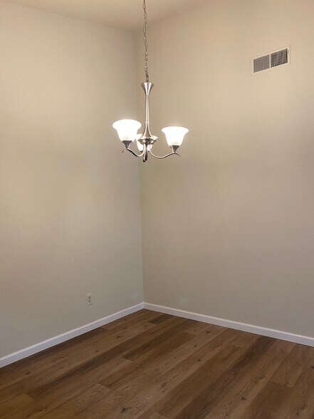 Building Photo - 1507 Woodlake Dr
