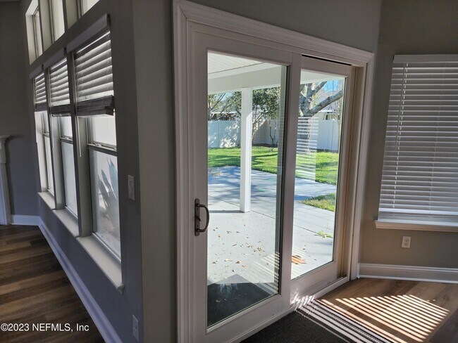 Building Photo - 2071 Thornhill Drive