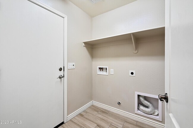 Building Photo - 2209 E Hazeltine Way