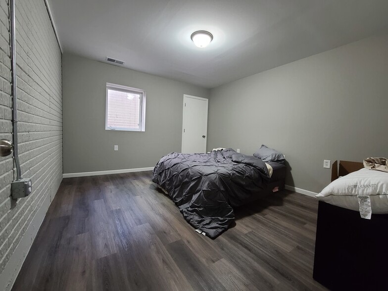 Building Photo - 725 Evergreen Cir