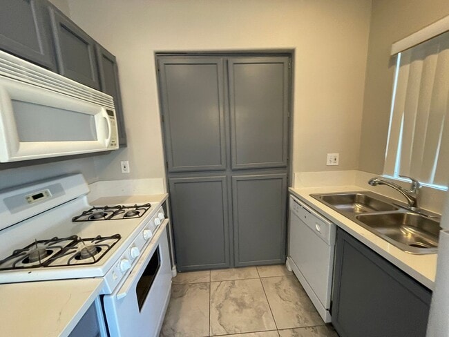 Building Photo - 2 Bedroom Summerlin Condo - Gated community