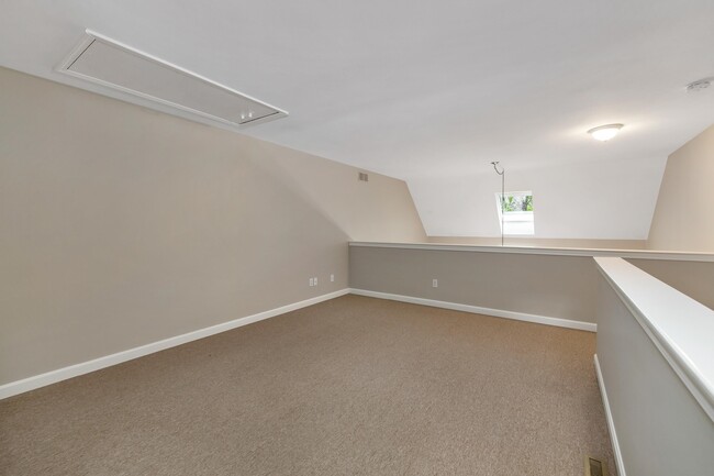 Building Photo - 20 Glengarry Dr