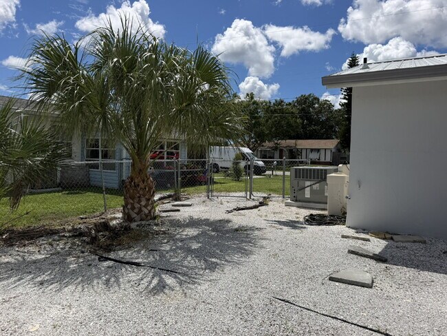Building Photo - "Charming 1-Bed Oasis in Warm Mineral Springs - Cozy Living with 909 Sq Ft of Comfort!"