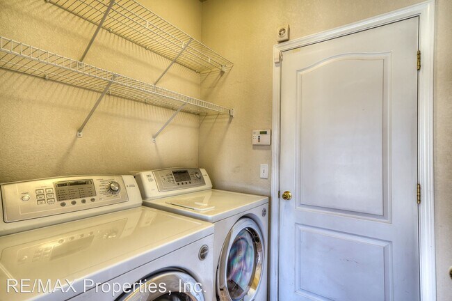 Building Photo - 4 br, 3.5 bath House - 5802 Pioneer Mesa D...