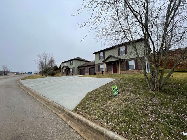 Building Photo - 3BR Townhouse near Holiday Hills