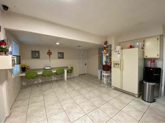 Building Photo - 4810 El Escorial Dr