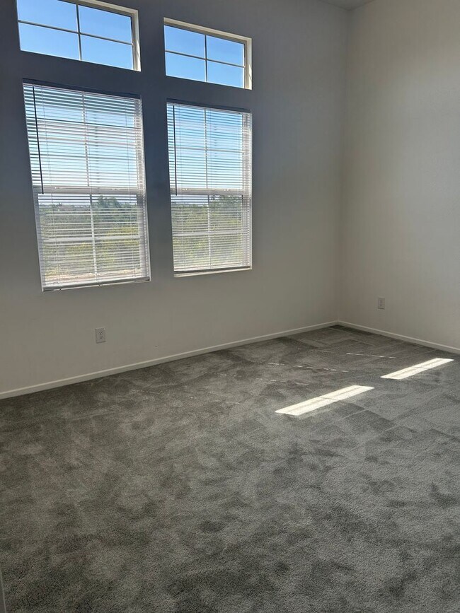 Building Photo - 4BR/2.5BA Townhouse with a view