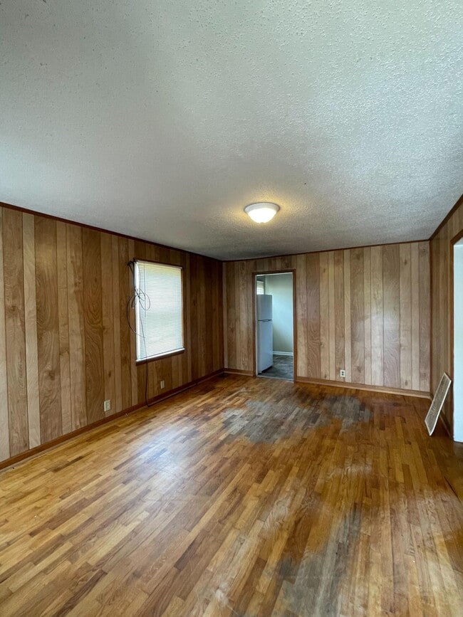 Building Photo - 3137 Lake Forest Dr