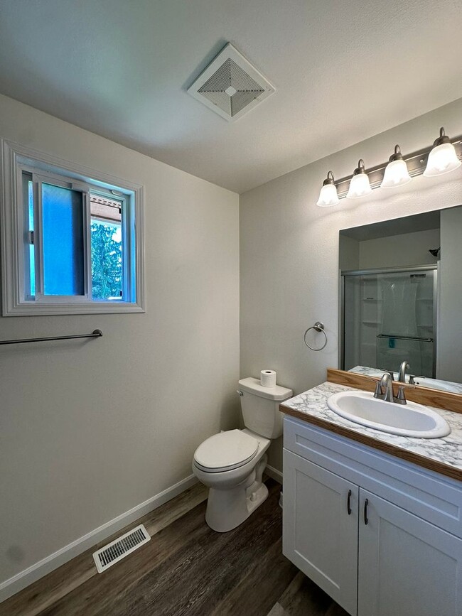 Building Photo - Stunning 3 Bedroom and 3 Bathroom Home, La...