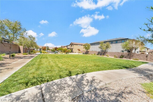 Building Photo - 472 Silverweed Ave