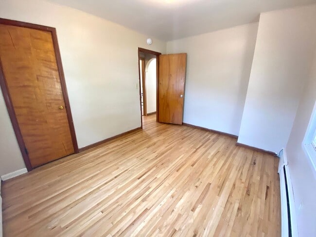 Building Photo - 4 Bed 2 Bath Home!