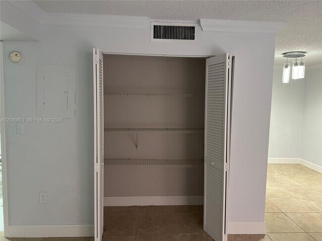Building Photo - 7200 Fairway Dr
