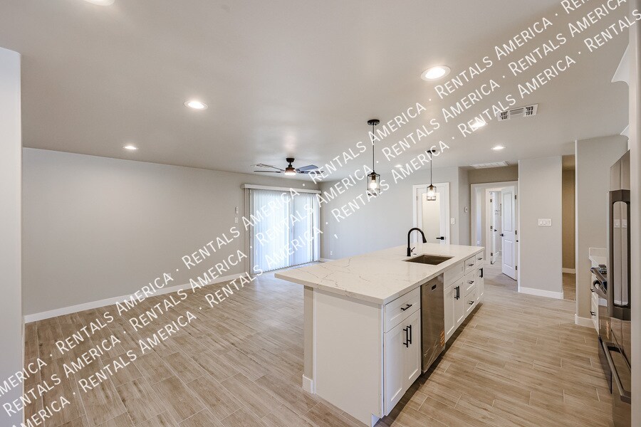 Building Photo - 1704 E Pickrell Dr