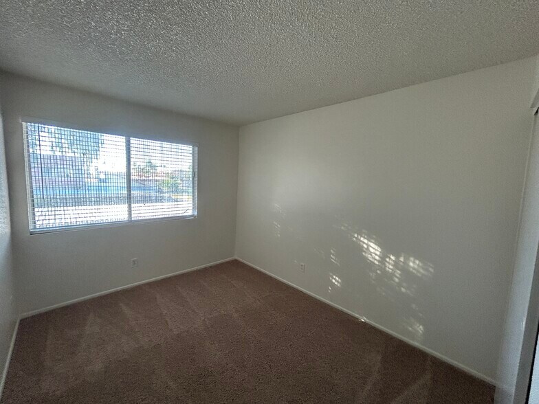 Building Photo - 4740 W Rose Ln