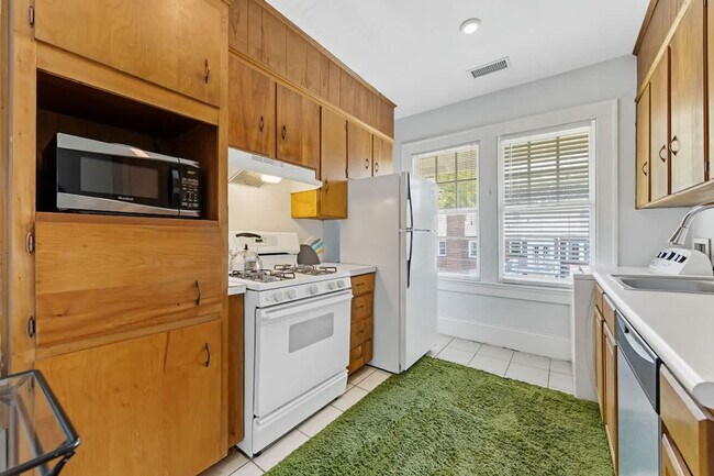 Building Photo - 536 Hawthorne Ln