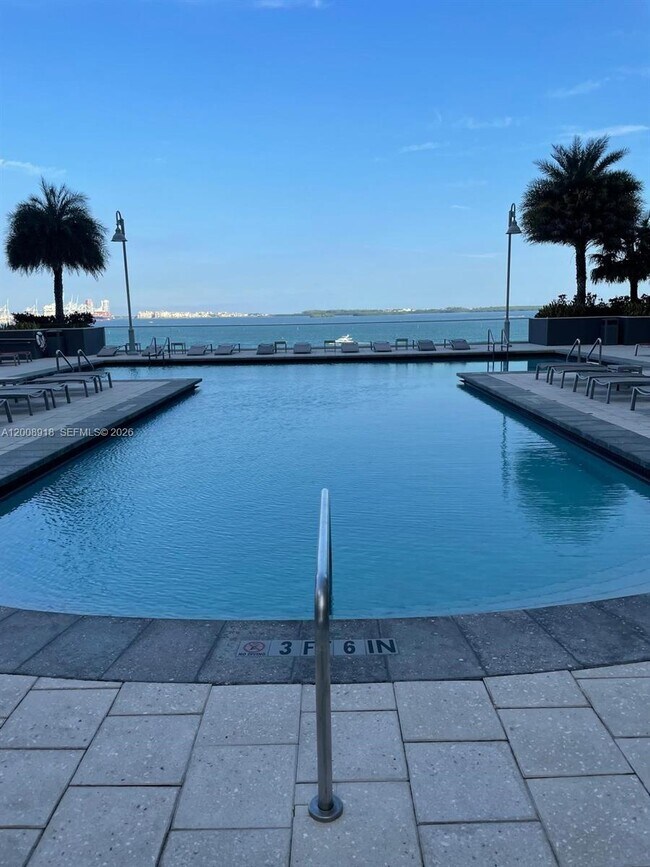 Building Photo - 1155 Brickell Bay Dr