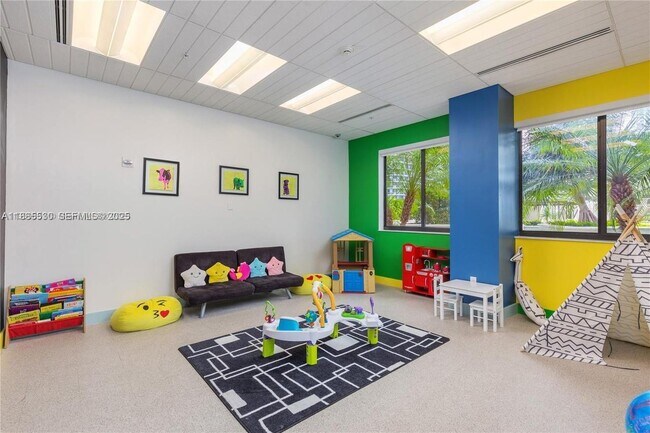 Building Photo - 999 SW 1st Ave