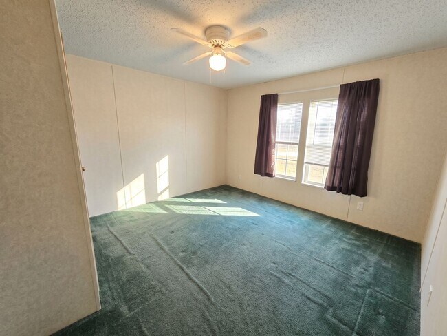 Building Photo - 423 Hallmark Dr