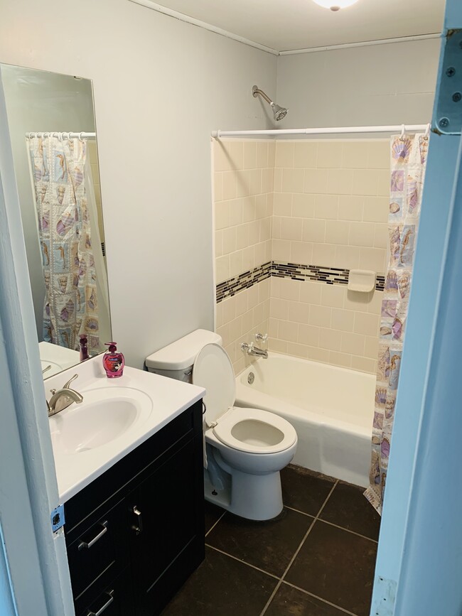 Upstairs Bathroom - 907 N Middle St