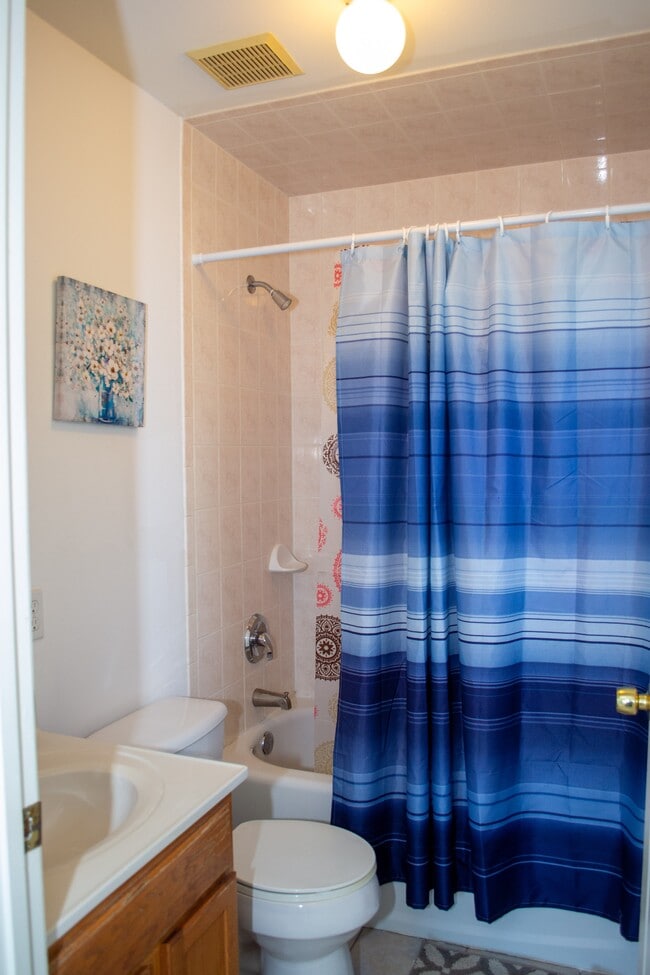 Building Photo - 889 Green St