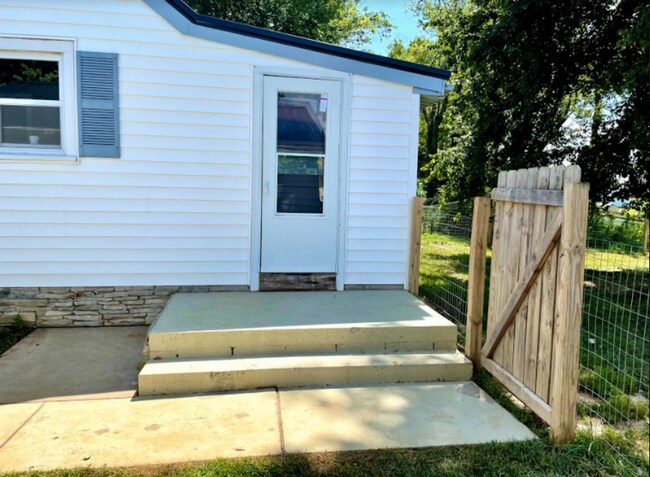 Building Photo - AVAILABLE NOW. 2 bed/1 bath SINGLE FAMILY HOME with fenced yard!