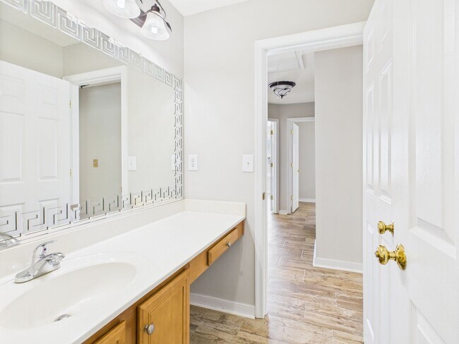 Building Photo - Charming 5-Bedroom 2.5 Bathroom Home locat...